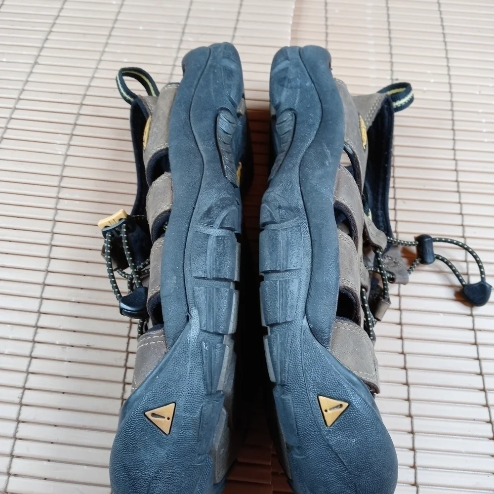 Keen SM 0608 Leather Waterproof Sandals Shoes Hiking Walking men's Sz 8.5 .  59.